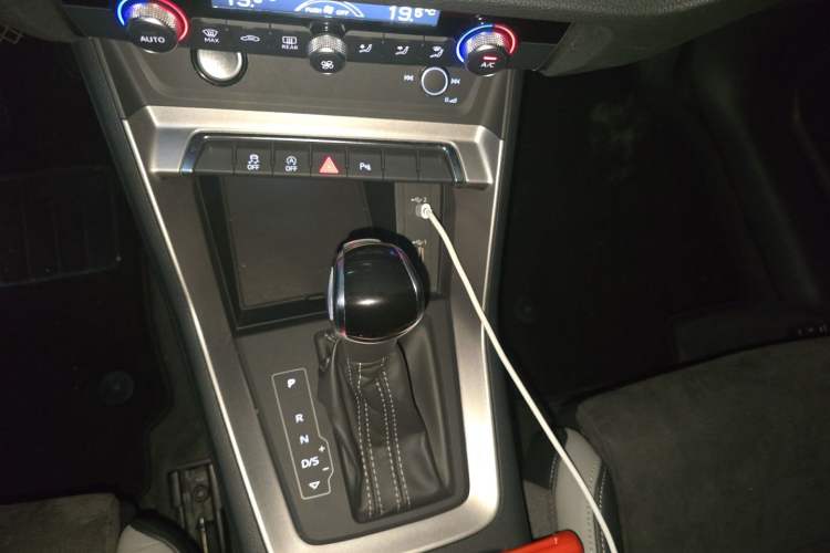 Used Audi Q3 2019 35 TFSI Advanced Dynamic Edition Gear Lever