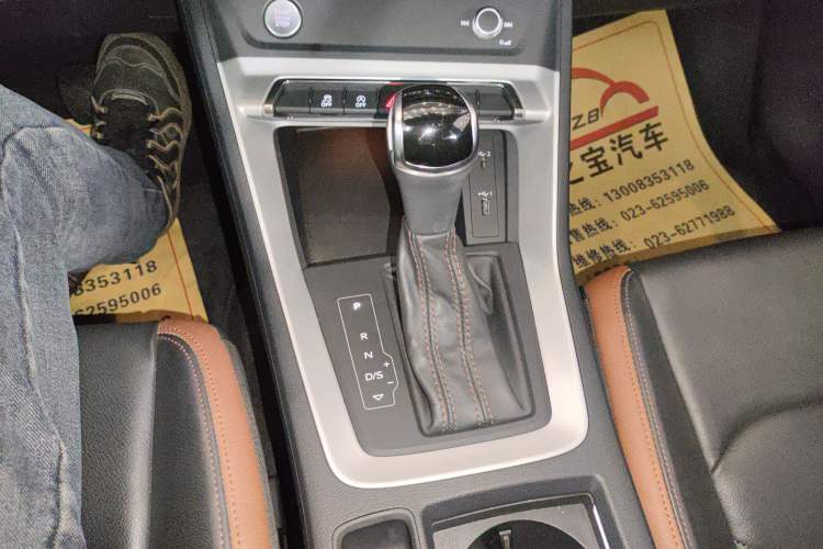 Used Audi Q3 2019 40 TFSI Fashionable and Elegant Model Gear Lever