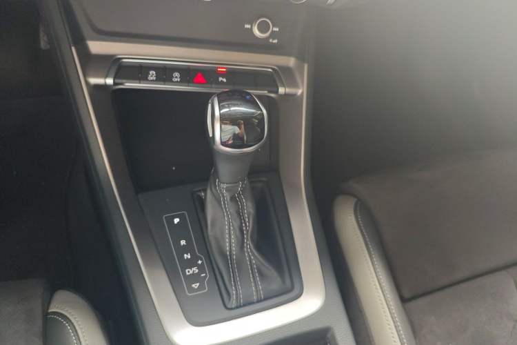 Used Audi Q3 2019 35 TFSI Advanced Dynamic Edition Gear Lever