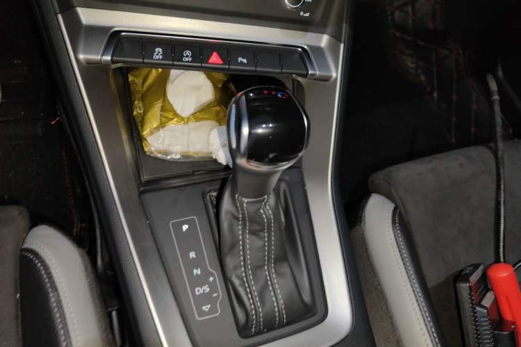 Used Audi Q3 2019 35 TFSI Advanced Dynamic Edition Gear Lever