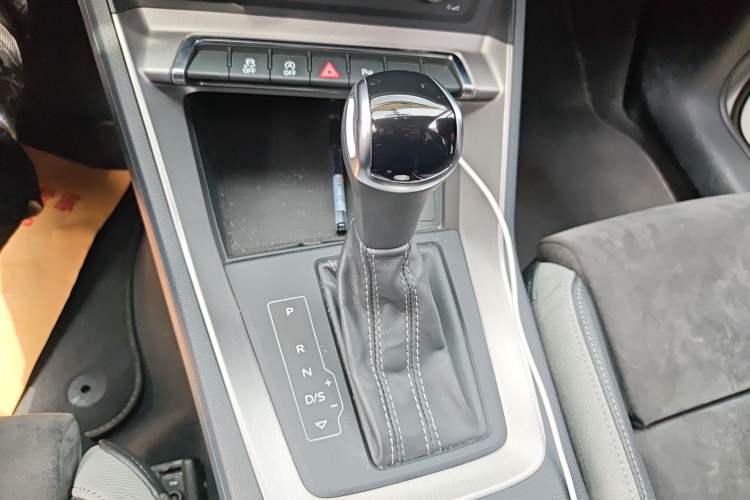 Used Audi Q3 2019 40 TFSI Fashion Dynamic Model Gear Lever
