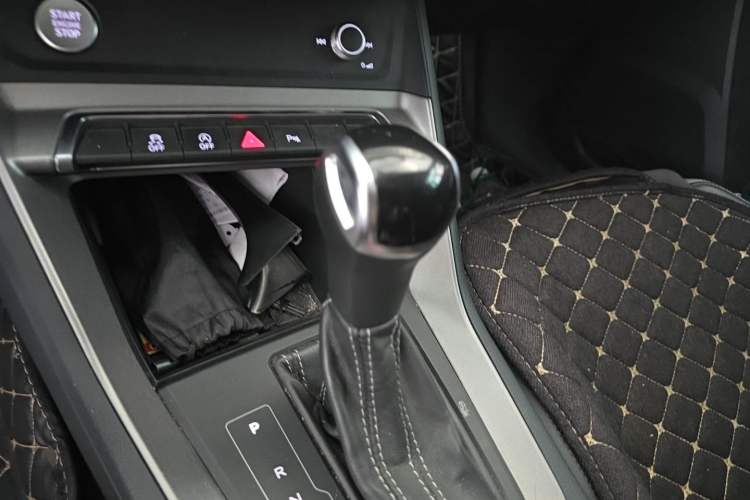 Used Audi Q3 2019 35 TFSI Fashionable and Elegant Model Gear Lever