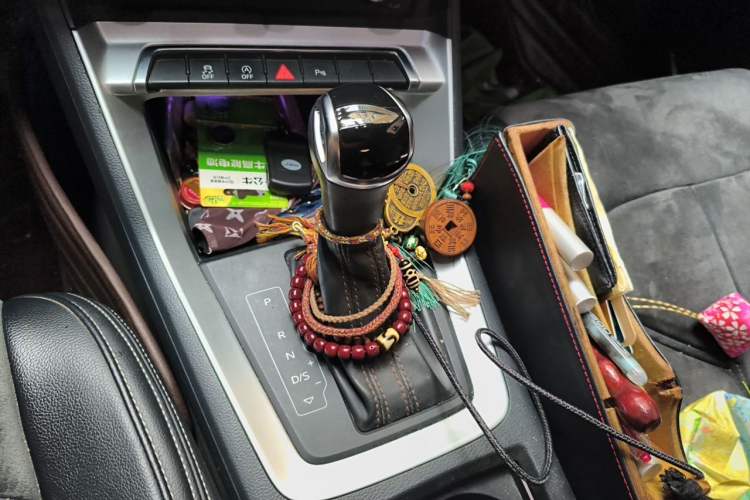Used Audi Q3 2019 40 TFSI Fashionable and Elegant Model Gear Lever