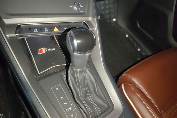 Used Audi Q3 2019 35 TFSI Advanced Dynamic Edition Gear Lever