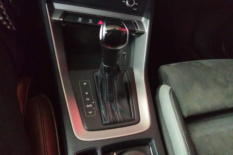 Used Audi Q3 2019 35 TFSI Advanced Dynamic Edition Gear Lever