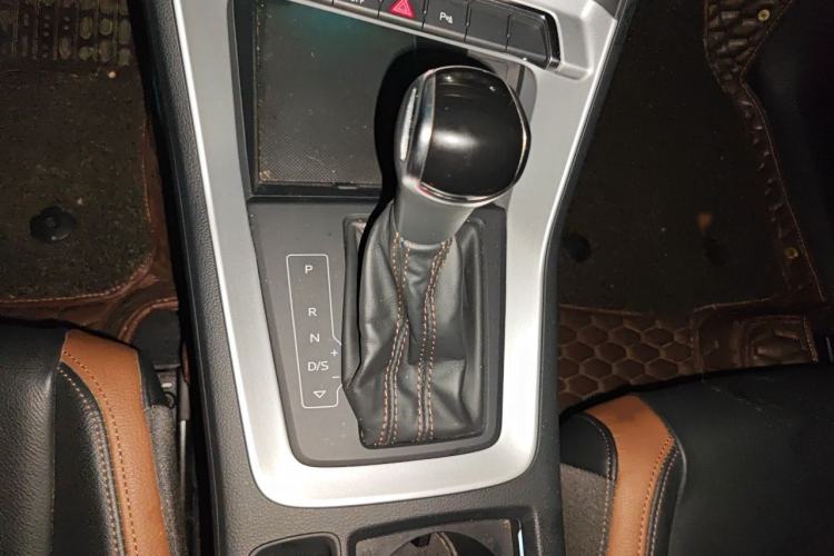Used Audi Q3 2019 40 TFSI Fashionable and Elegant Model Gear Lever