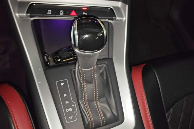 Used Audi Q3 2019 40 TFSI Fashionable and Elegant Model Gear Lever