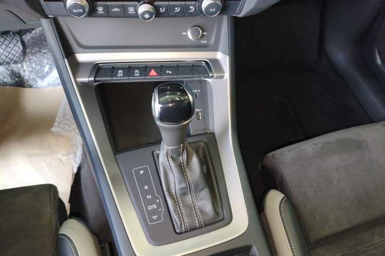 Used Audi Q3 2019 35 TFSI Advanced Dynamic Edition Gear Lever