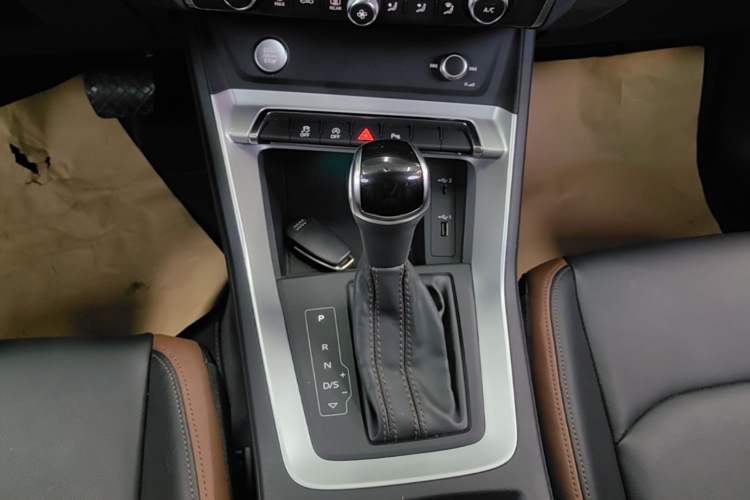 Used Audi Q3 2019 40 TFSI Fashionable and Elegant Model Gear Lever