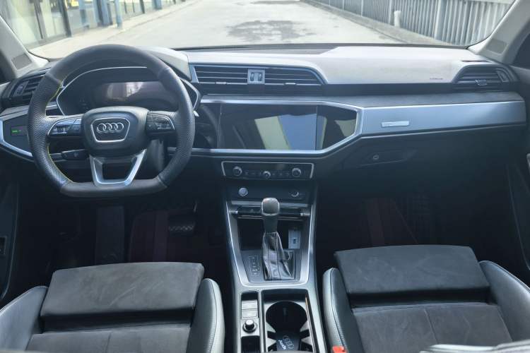 Used Audi Q3 2019 35 TFSI Fashion Dynamic Model Interior 1