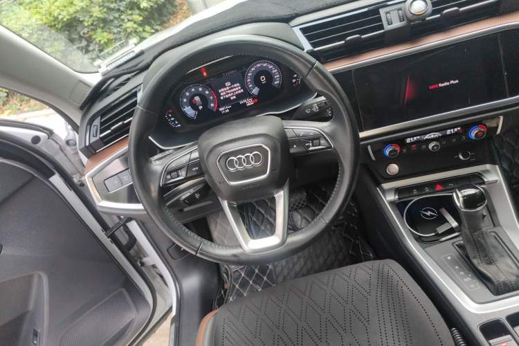 Used Audi Q3 2019 40 TFSI Fashionable and Elegant Model Steering Wheel