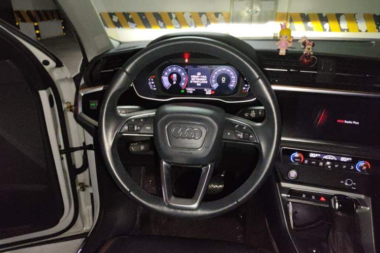 Used Audi Q3 2019 35 TFSI Fashionable and Elegant Model Steering Wheel