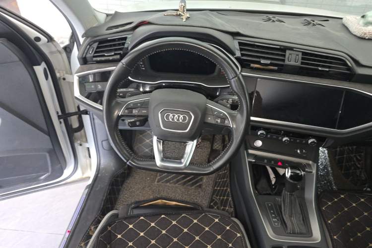 Used Audi Q3 2019 35 TFSI Fashionable and Elegant Model Steering Wheel
