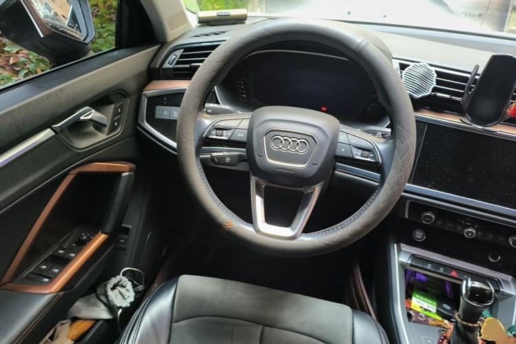 Used Audi Q3 2019 40 TFSI Fashionable and Elegant Model Steering Wheel