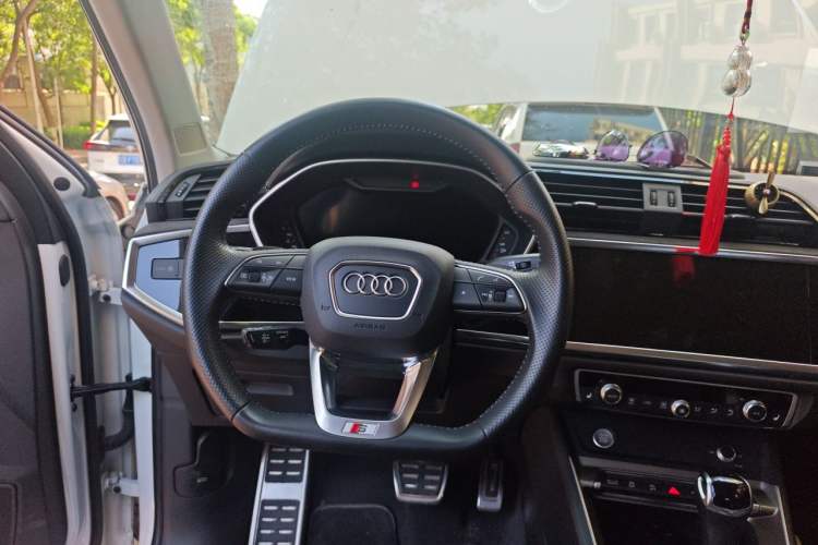 Used Audi Q3 2019 45 TFSI quattro Luxury Dynamic Edition Steering Wheel