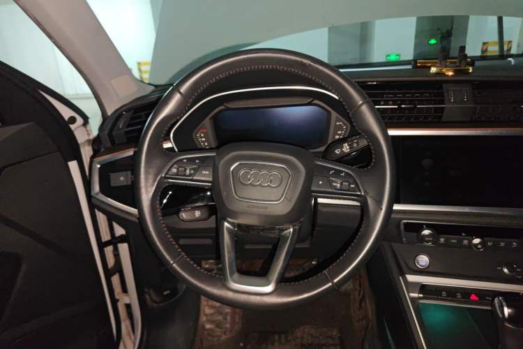 Used Audi Q3 2019 40 TFSI Fashionable and Elegant Model Steering Wheel