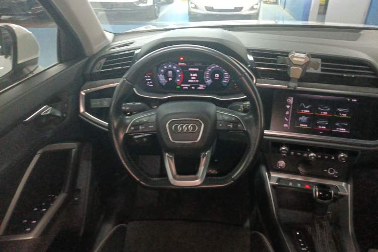 Used Audi Q3 2019 35 TFSI Fashion Dynamic Model Steering Wheel