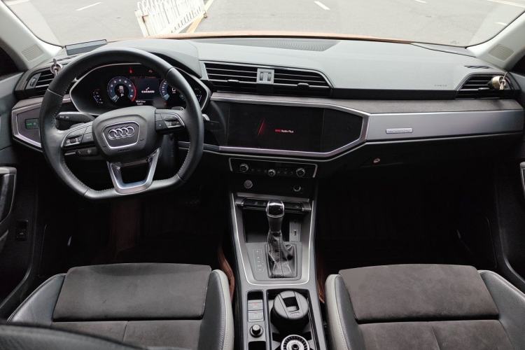 Used Audi Q3 2019 40 TFSI quattro Fashion Dynamic Model Center Console