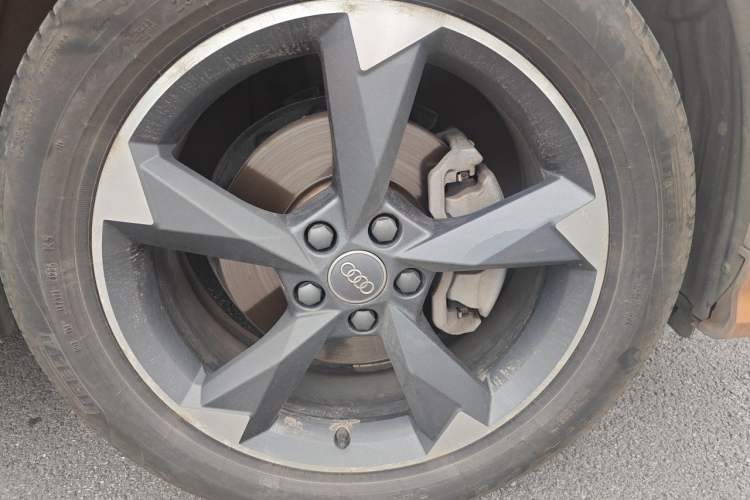Used Audi Q3 2019 40 TFSI quattro Fashion Dynamic Model Right Front Wheel Hub