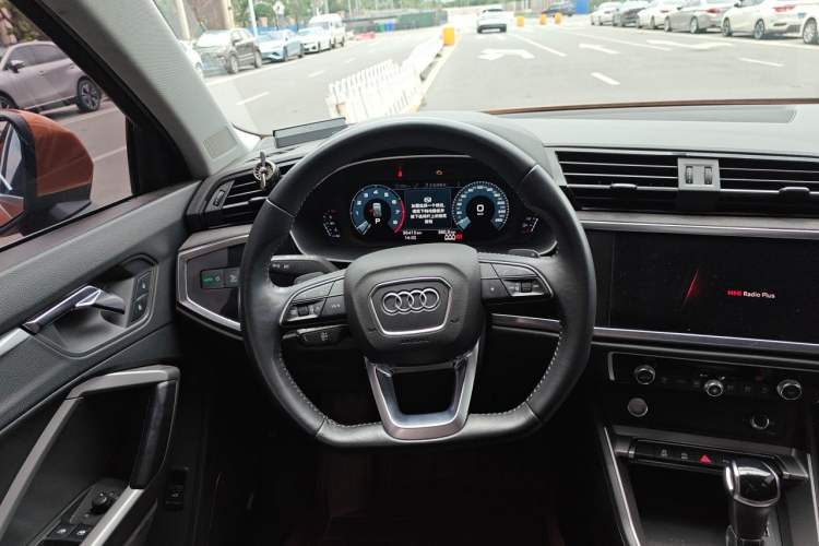 Used Audi Q3 2019 40 TFSI quattro Fashion Dynamic Model Steering Wheel
