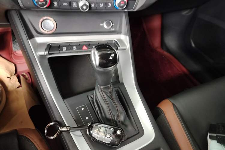 Used Audi Q3 2020 35 TFSI Fashionable and Elegant Model Gear Lever