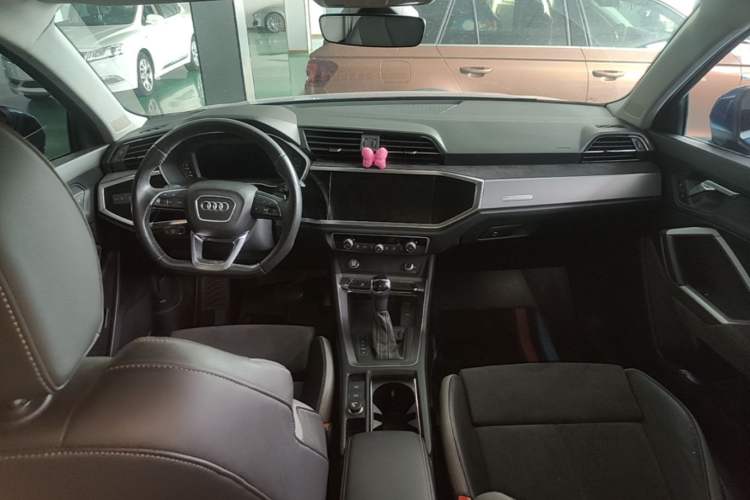 Used Audi Q3 2020 35 TFSI Fashion Dynamic Model Center Console