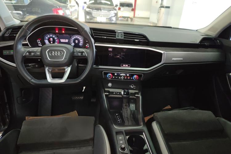 Used Audi Q3 2020 35 TFSI Fashion Dynamic Model Center Console