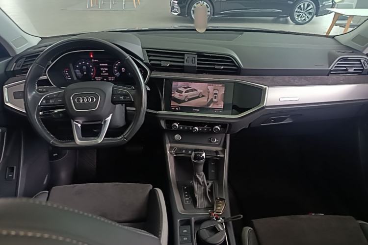 Used Audi Q3 2020 35 TFSI Fashion Dynamic Model Center Console