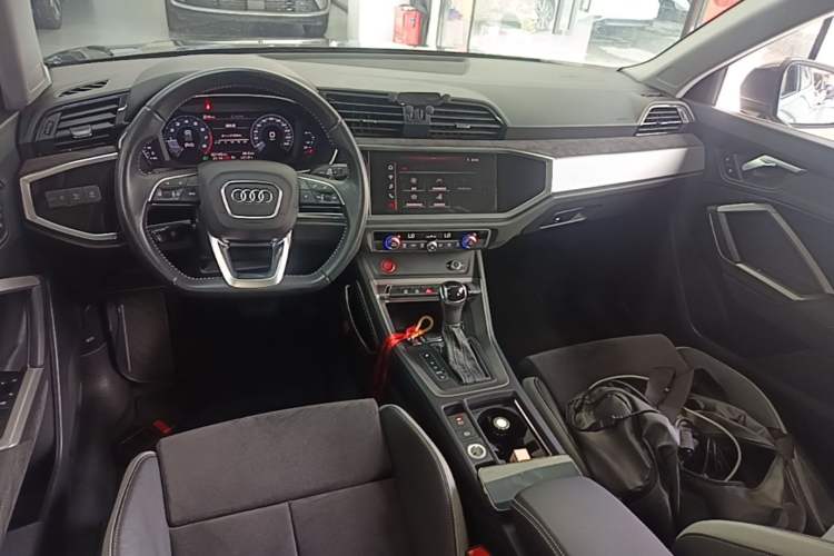 Used Audi Q3 2020 35 TFSI Fashion Dynamic Model Center Console