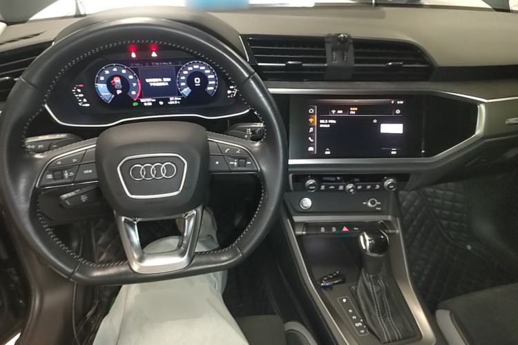Used Audi Q3 2020 35 TFSI Fashion Dynamic Model Center Console