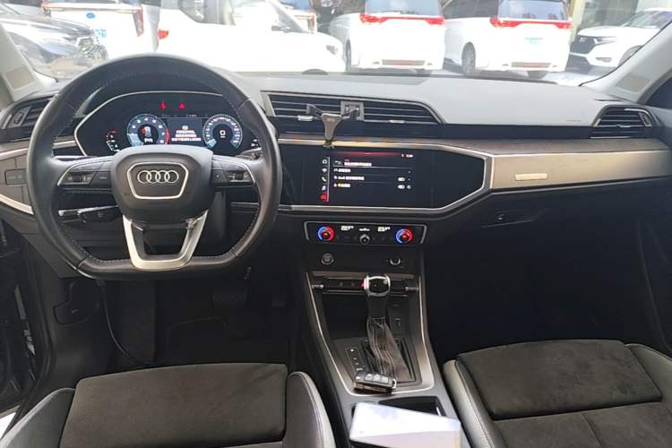 Used Audi Q3 2020 35 TFSI Fashion Dynamic Model Center Console