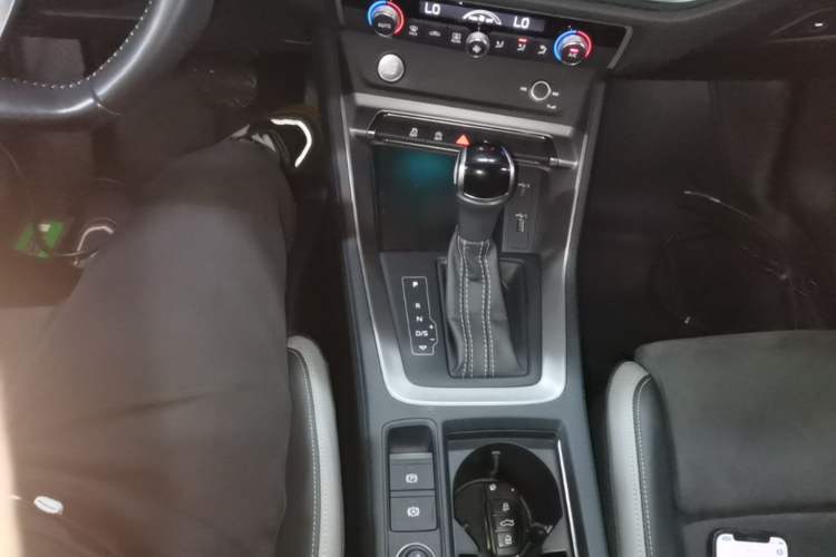Used Audi Q3 2020 40 TFSI Fashion Dynamic Model Gear Lever