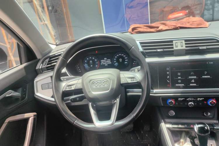 Used Audi Q3 2020 35 TFSI Fashionable and Elegant Model Steering Wheel