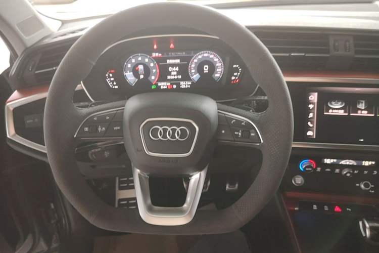 Used Audi Q3 2020 40 TFSI Fashion Dynamic Model Steering Wheel