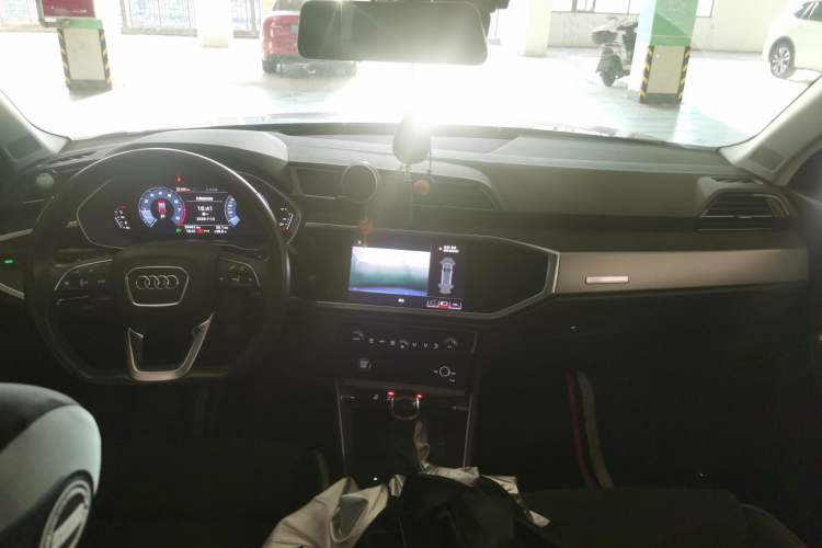 Used Audi Q3 2020 35 TFSI Fashion Dynamic Model Center Console
