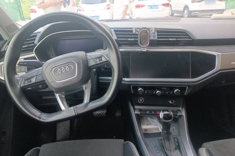 Used Audi Q3 2020 35 TFSI Fashion Dynamic Model Center Console
