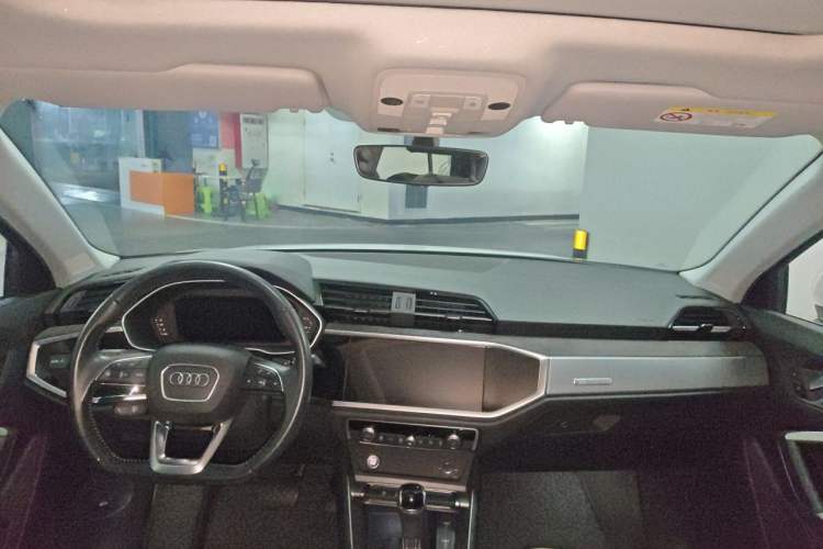 Used Audi Q3 2020 35 TFSI Fashion Dynamic Model Center Console
