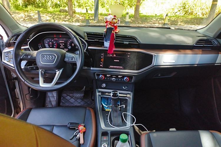 Used Audi Q3 2020 35 TFSI Fashionable and Elegant Model Center Console