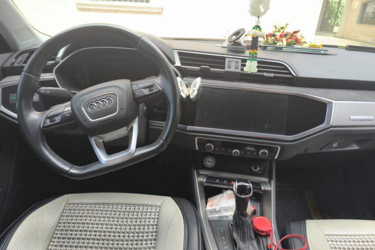 Used Audi Q3 2020 35 TFSI Fashion Dynamic Model Center Console