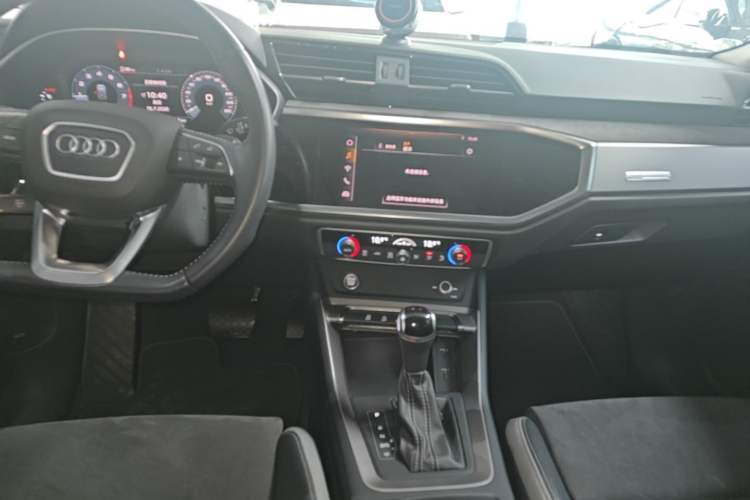 Used Audi Q3 2020 35 TFSI Fashion Dynamic Model Center Console