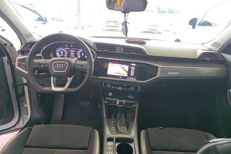 Used Audi Q3 2020 35 TFSI Fashion Dynamic Model Center Console