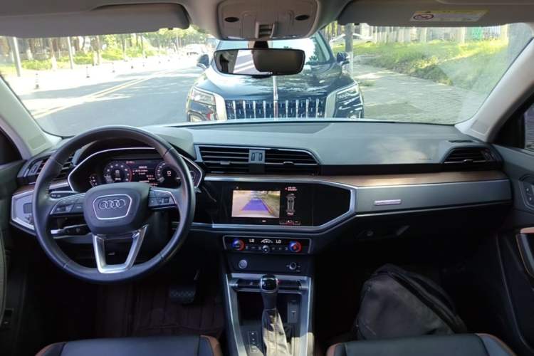 Used Audi Q3 2020 40 TFSI Fashionable and Elegant Model Center Console