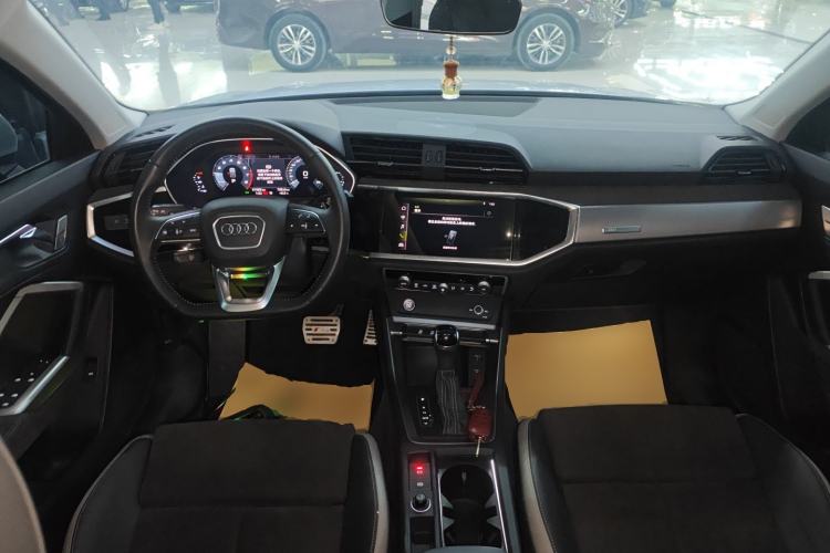 Used Audi Q3 2020 35 TFSI Fashion Dynamic Model Center Console