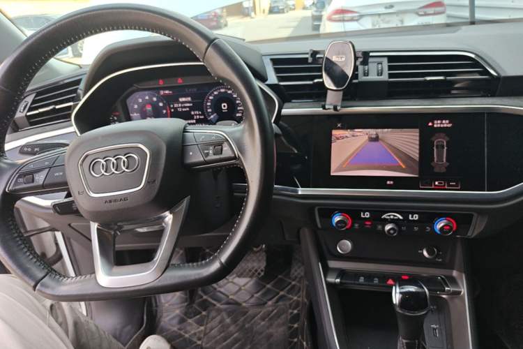 Used Audi Q3 2020 35 TFSI Fashion Dynamic Model Center Console
