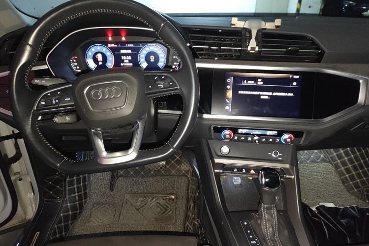 Used Audi Q3 2020 35 TFSI Fashion Dynamic Model Center Console