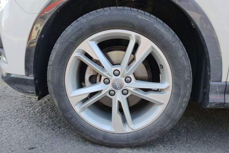 Used Audi Q3 2020 40 TFSI Fashionable and Elegant Model Exterior 4