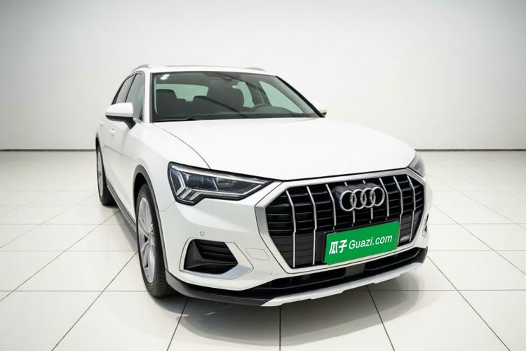 Used Audi Q3 2020 35 TFSI Fashionable and Elegant Model Front Right 45 Deg