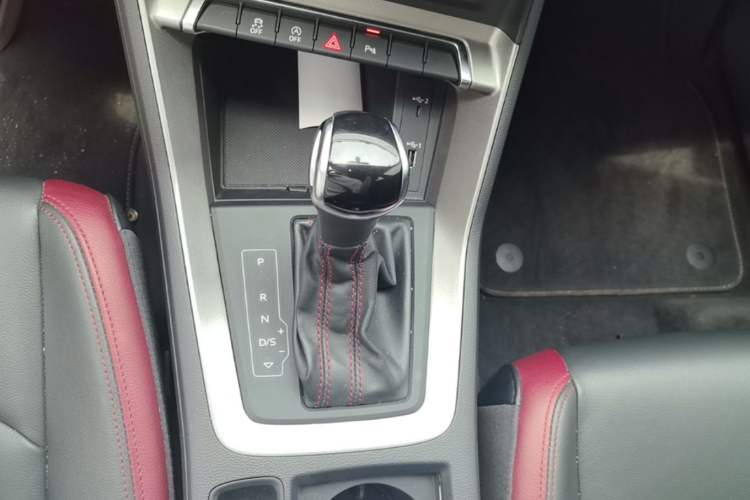 Used Audi Q3 2020 35 TFSI Fashionable and Elegant Model Gear Lever