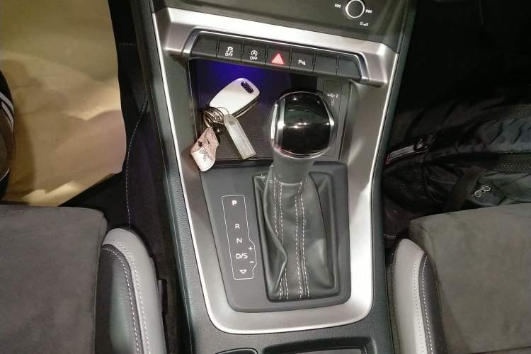 Used Audi Q3 2020 40 TFSI Fashion Dynamic Model Gear Lever