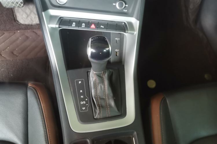 Used Audi Q3 2020 35 TFSI Fashionable and Elegant Model Gear Lever